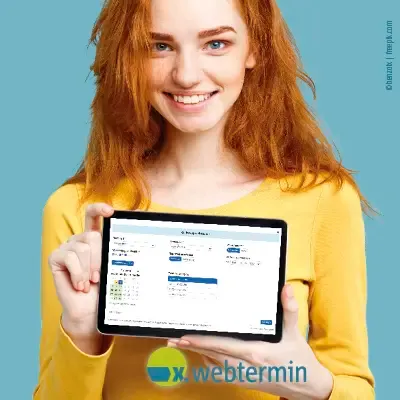 Junge Frau hält ein Tablet mit der Terminbuchung von x.webtermin in die Kamera