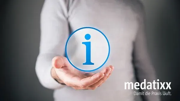 Person im grauen Pullover hält ein leuchtendes blaues Info-Symbol in der offenen Hand, rechts unten die Wortmarke medatixx