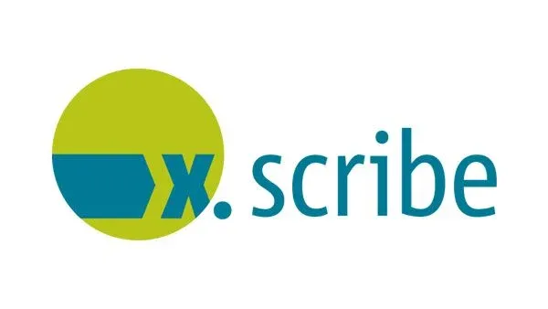 Logo mit grünem Kreis, blauem Pfeilsymbol und dem Schriftzug „x.scribe" in Blau auf weißem Hintergrund.